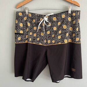 Black Seas Men’s Blackwall Sunflower Board Shorts Size 36”